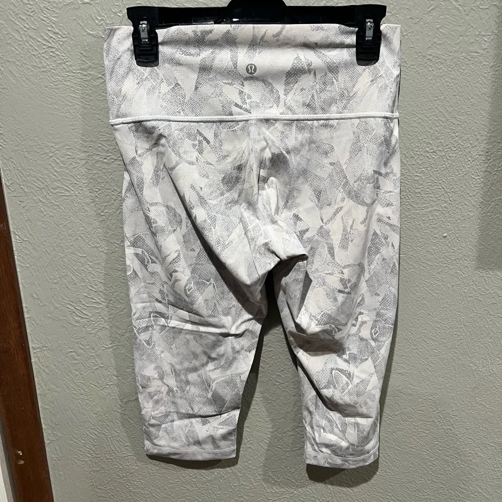 Lululemon Athletica Train Times Cropped Fit Size 10 Like New Jasmine White Multi